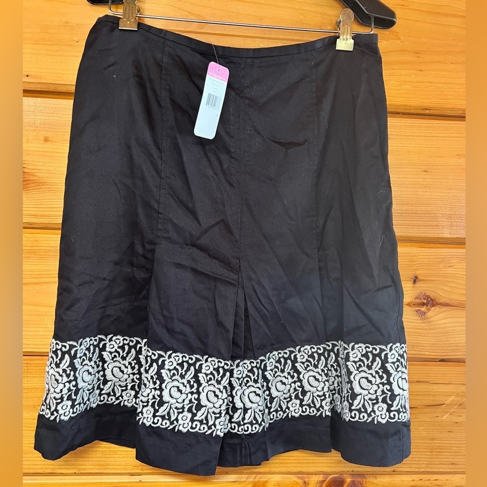 Beautiful NWT SIGRID OLSEN Size8 Embroidered Black Lined Skirt Floral Embroidery